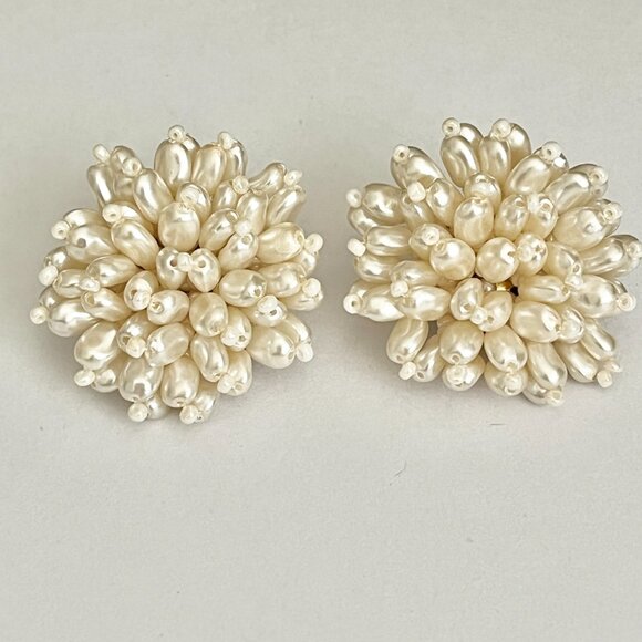 Vintage Faux White Pearl Clip On Earrings Beaded Cluster Gold Tone 70s Taiwan - Picture 5 of 11